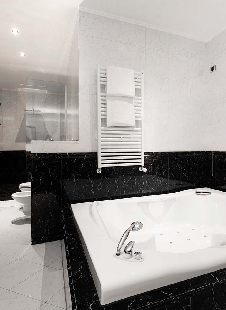i bagni in marmo dell'Hotel Maxim Bologna
